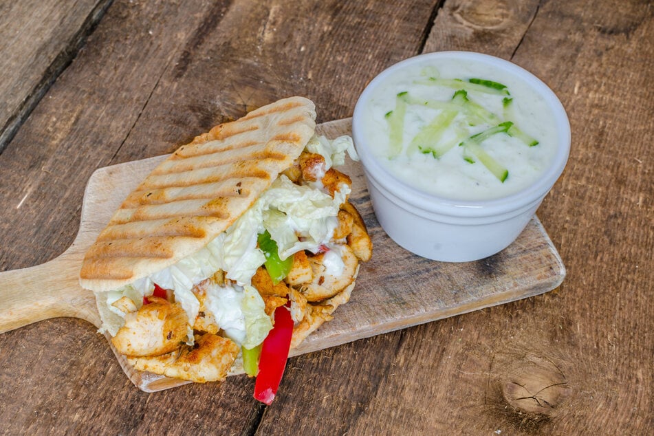 Eine perfekte Kombination: Zaziki mit Gyros und Fladenbrot.