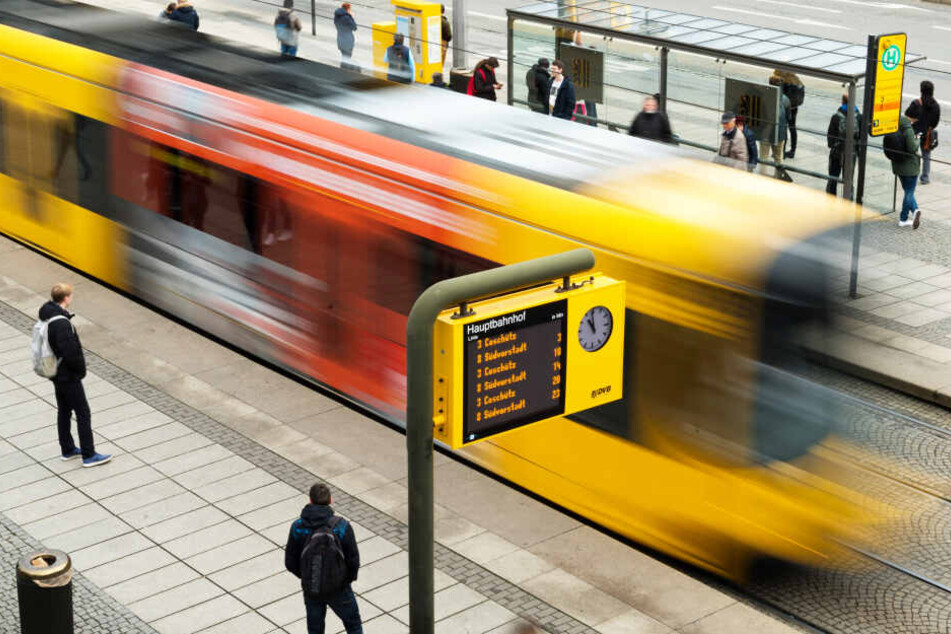 Eine Straßenbahn der DVB fährt in die Haltestelle am Hauptbahnhof ein (Symbolbild).