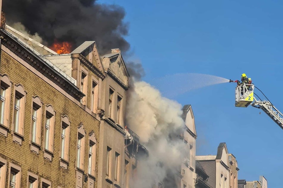 Chemnitz: Flammen-Inferno in Chemnitz: Dacharbeiten sorgen für verheerenden Brand