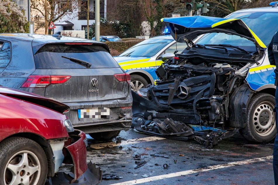 Verfolgungsjagd: Streifenwagen rammt mehrere Autos, fünf Verletzte