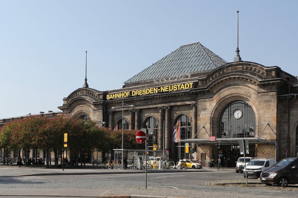 Am Bahnhof Dresden-Neustadt kann es hektisch zugehen. Das könnten dreiste Kofferdiebe für sich genutzt haben.