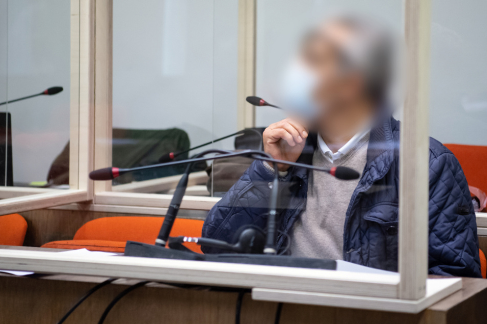 Der wegen Fälschung von Fahrkarten angeklagte 52-jährige Mann sitzt vor Prozessbeginn im Landgericht auf seinem Platz.