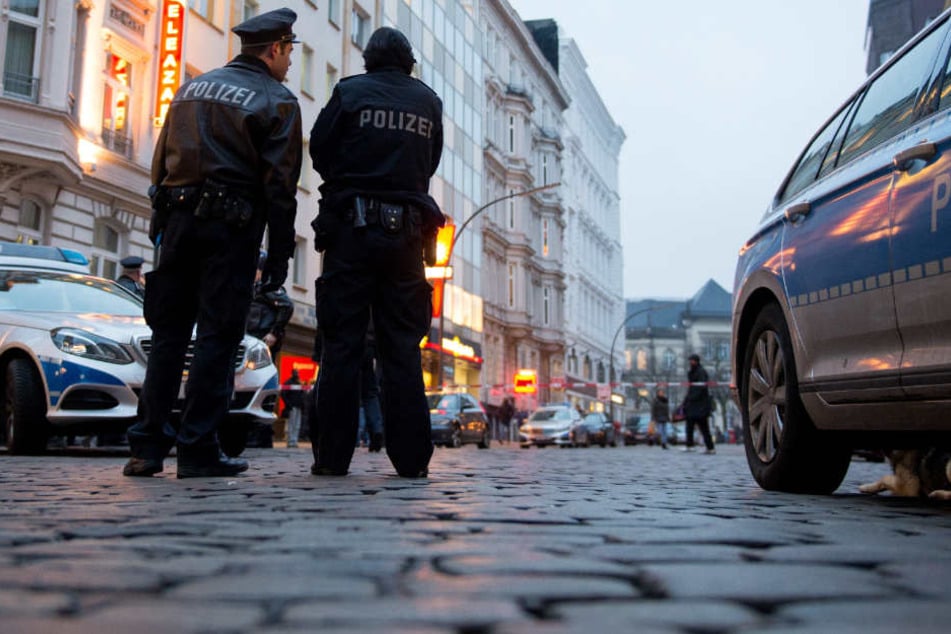 Die Polizei konnte einen der Männer noch am Tatort antreffen (Symbolbild).