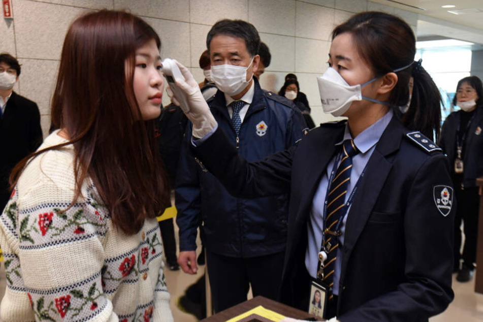 Auch an anderen internationalen Flughäfen wurden bereits Quarantäne-Beamte zur Kontrolle eingesetzt - wie hier am Flughafen Incheon, Südkorea.