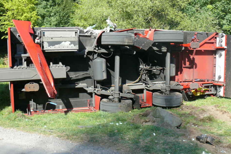 Sie crashte den Anhänger und warf ihn um.