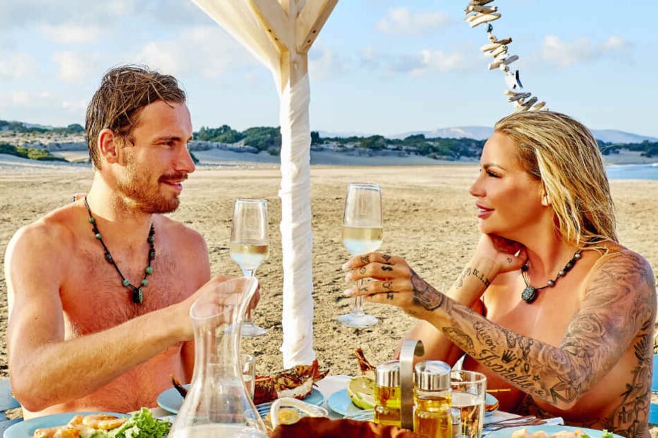 Martin und Gina-Lisa beim romantischen Date am Strand.