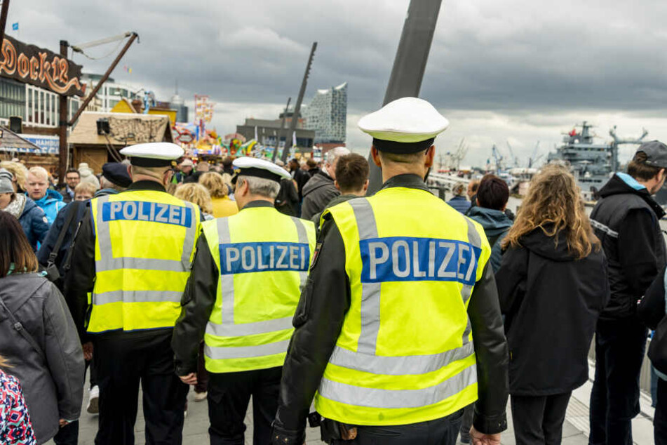 Polizisten patrouillieren durch die Menschenmengen an den Landungsbrücken. Der 830. Hamburger Hafengeburtstag findet hier vom 10. bis 12. Mai statt.