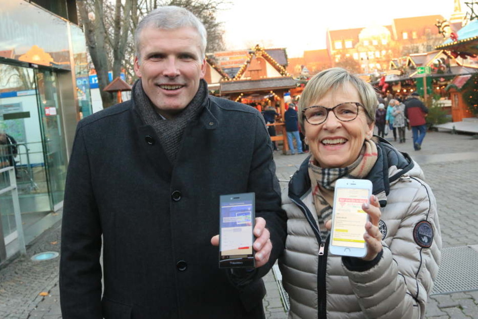 Oberbürgermeister Andreas Bausewein und SWE-Vorstand Myriam Berg zeigten sich begeistert vom WLAN-Angebot.