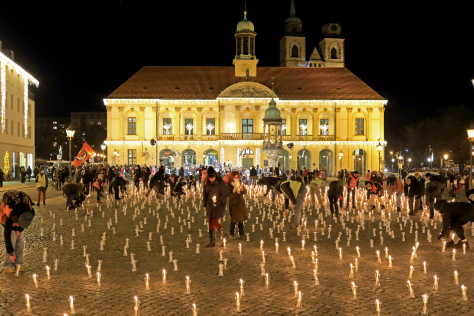 Kerzen stehen auf dem Alten Markt als Symbol für die Menschen, die wegen der Corona-Pandemie nicht zur Aktion "Magdeburg singt für eine weltoffene Stadt" kommen dürfen.