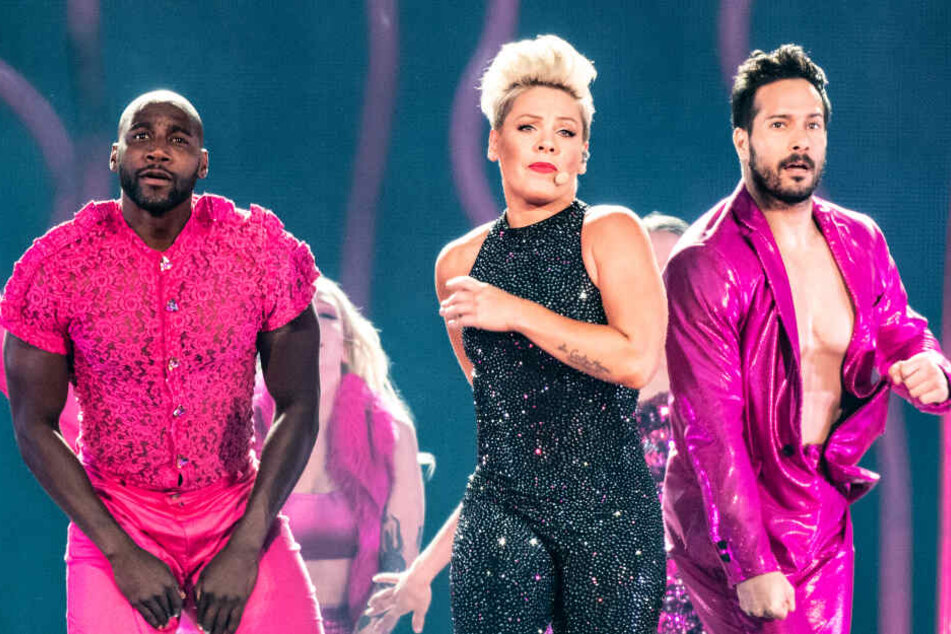 Pink, US-amerikanische Popsängerin, steht bei ihrem Konzert im Olympiastadion mit Tänzern auf der Bühne.