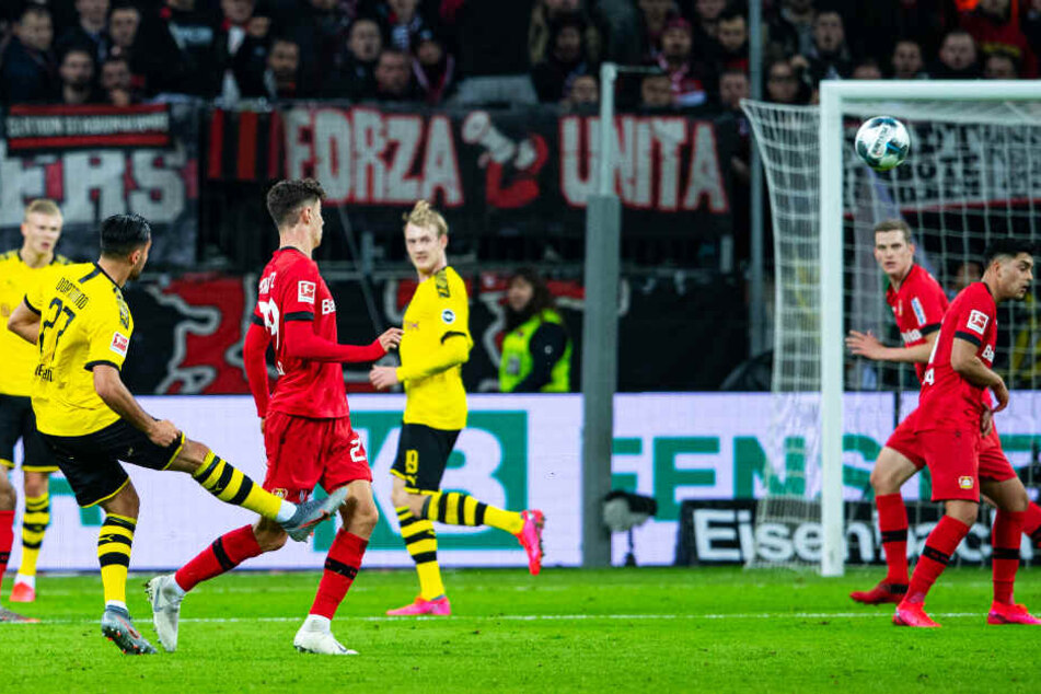 Emre Can (v.-l.) trifft per Kunstschuss zum zwischenzeitlichen 2:1 für den BVB. Nationalelfkollege Kai Havertz (v.-r.) kommt zu spät.