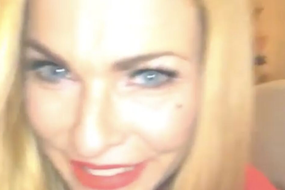 Voll im Hundefieber: Die 45-jährige Moderatorin wirkte in ihrer Instagram überglücklich.