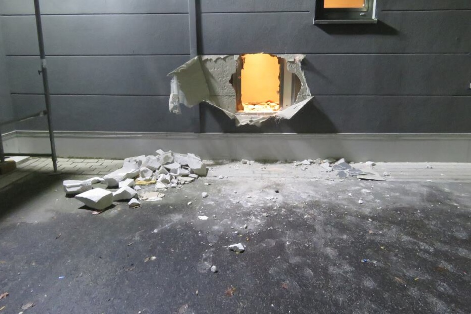 Ein riesiges Loch hinterließen die Einbrecher in der Wand.