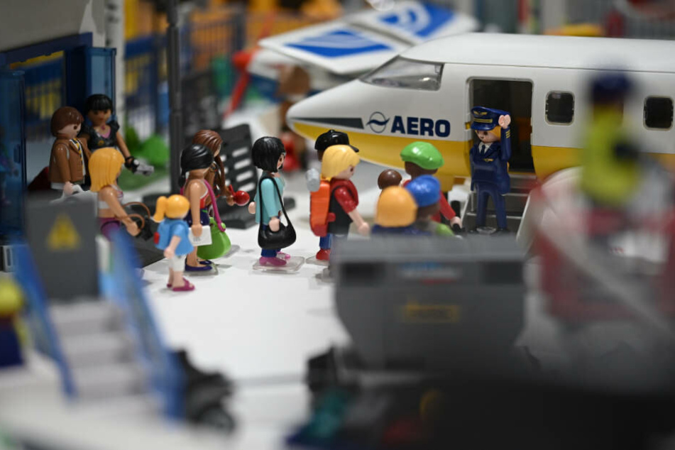 Playmobil-Figuren beim Onboarding: Die Schau-Landschaften stellen detailreiche "Momentaufnahmen" dar.