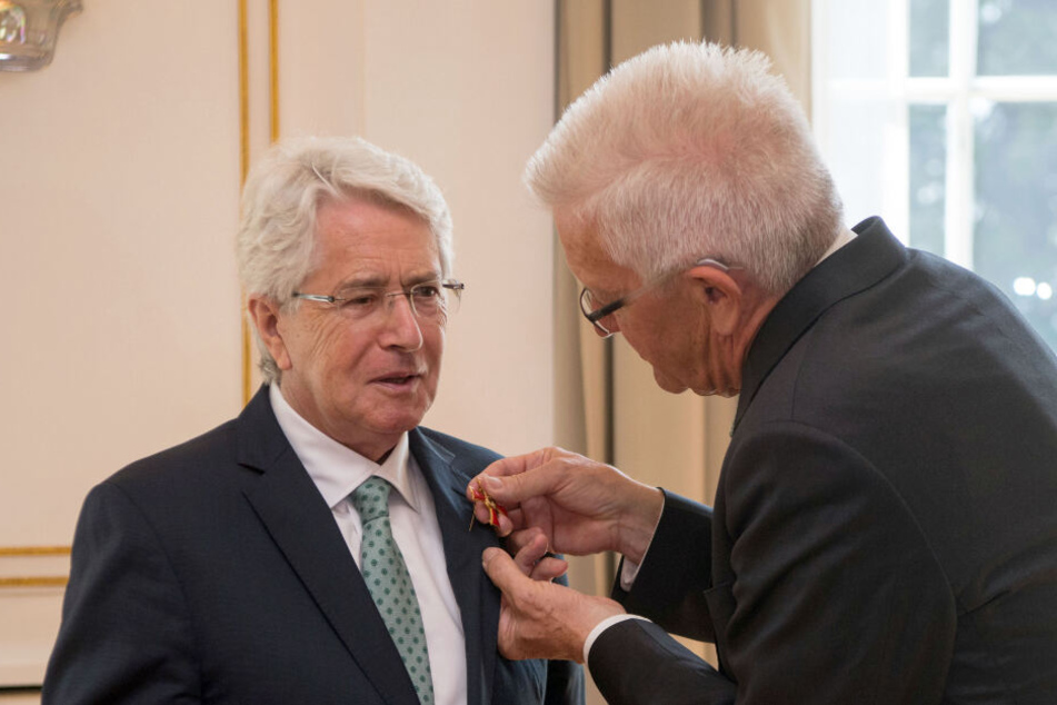 Frank Elstner (links im Bild) bekam 2017 von Baden-Württembergs Ministerpräsident Winfried Kretschmann (Grüne) das Verdienstkreuz der Bundesrepublik Deutschland.