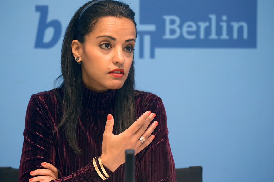 Sawsan Chebli, Staatssekretärin, spricht auf einer Pressekonferenz.