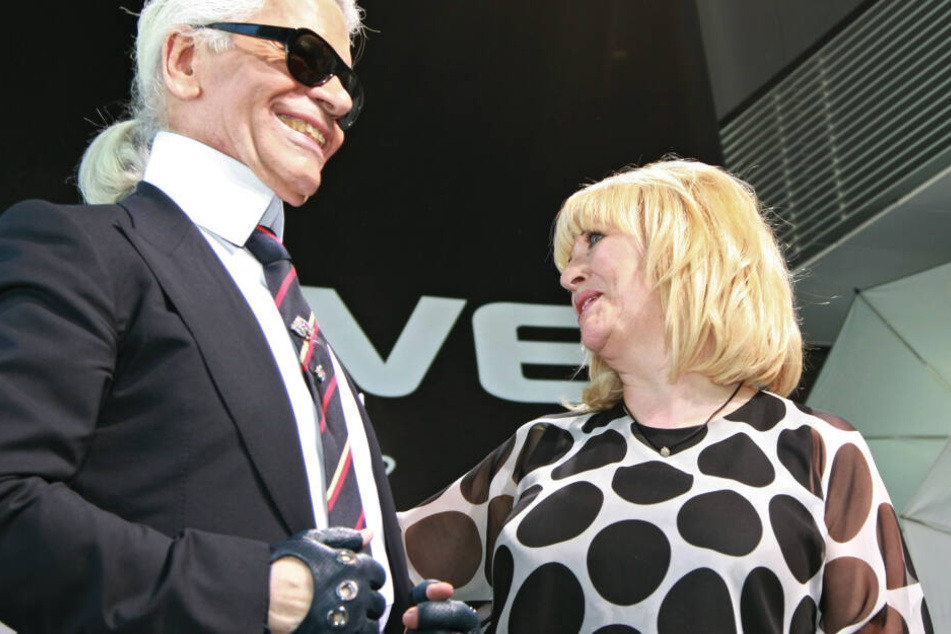 Der Modedesigner Karl Lagerfeld und die damalige "Bunte"-Chefredakteurin Patricia Riekel (70) stehen bei einer Veranstaltung im Jahr 2008 zusammen.