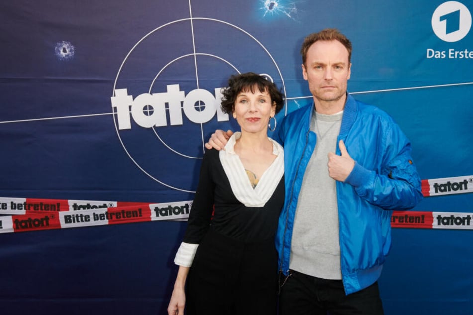 Schauspieler Meret Becker und Mark Waschke stehen bei einem Fototermin auf dem roten Teppich.