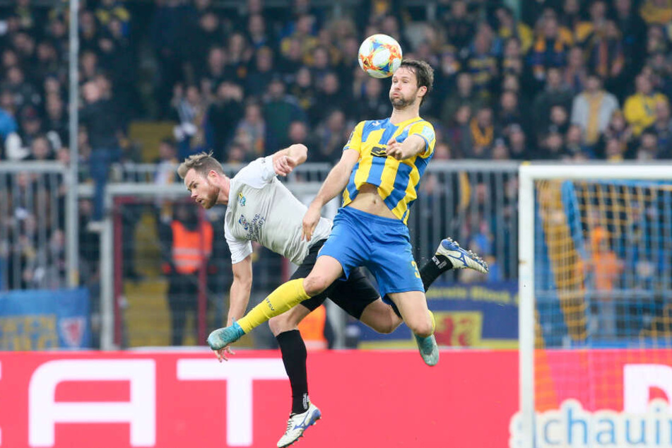 Tobias Müller (l.) im Zweikampf mit dem Braunschweiger Nick Proschwitz.