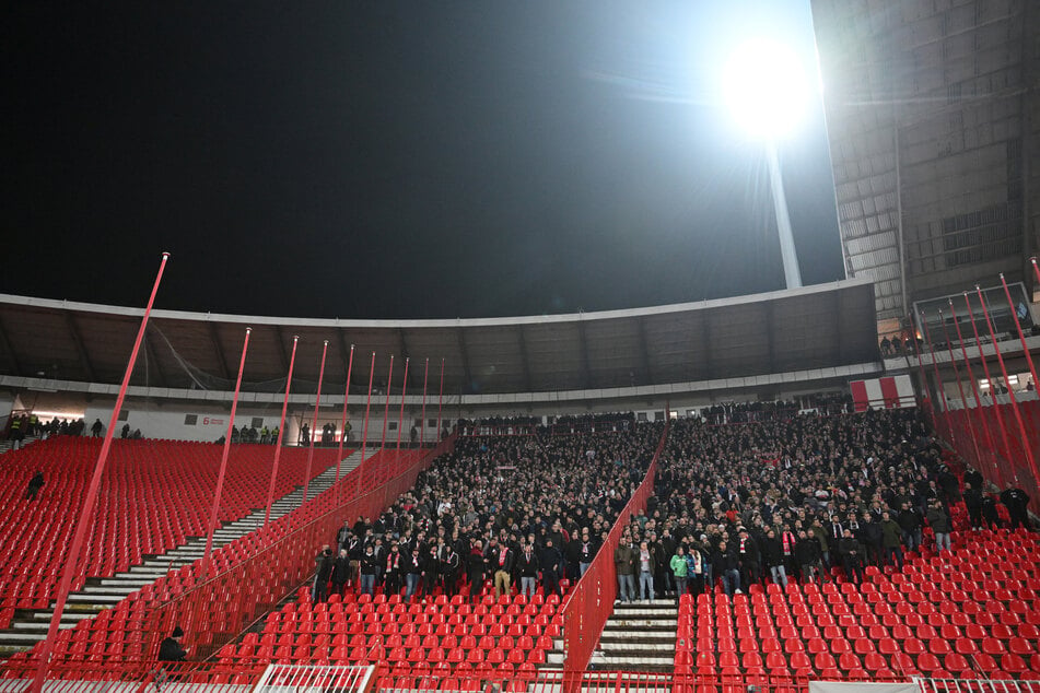 Knapp 5000 VfB-Fans sollen auf dem Weg nach Belgrad wieder umgedreht sein, einige schafften es dennoch ins Stadion.