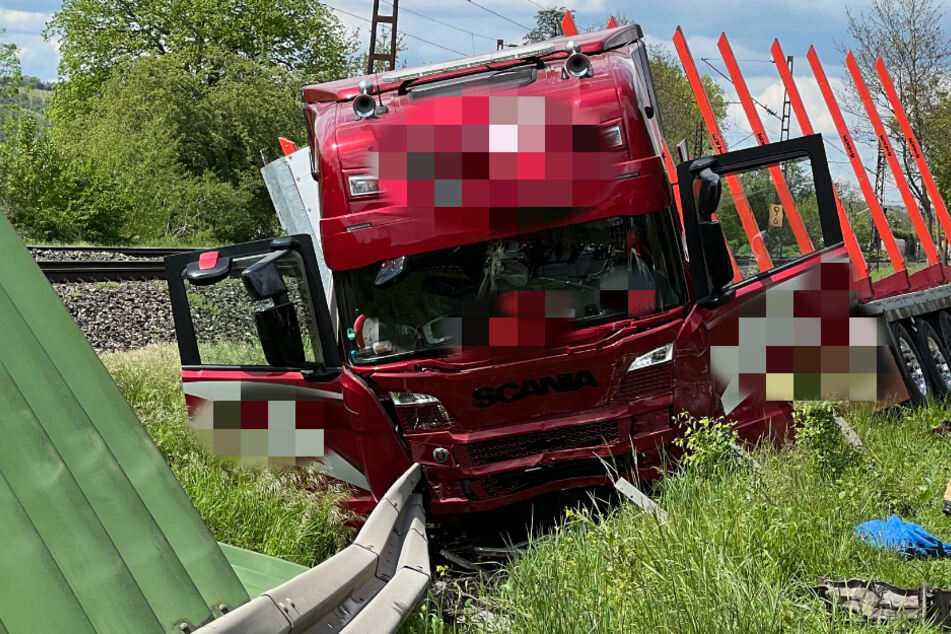 Der Lastwagen kam nach dem Zusammenstoß von der Fahrbahn ab.