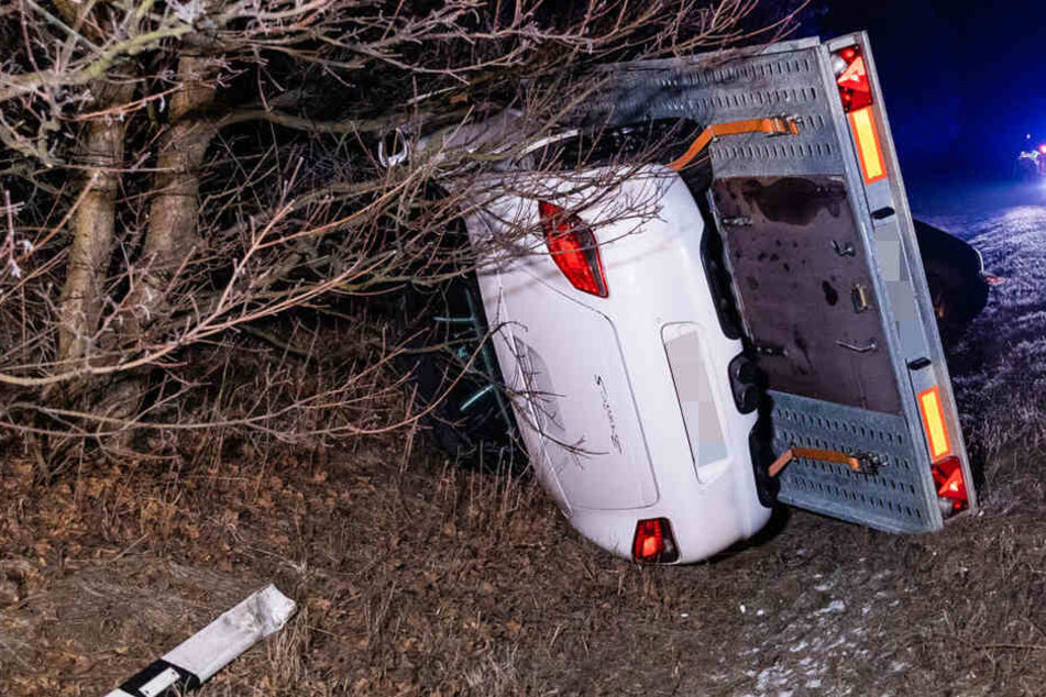 Der Porsche kippte samt Anhänger auf der A4 um.