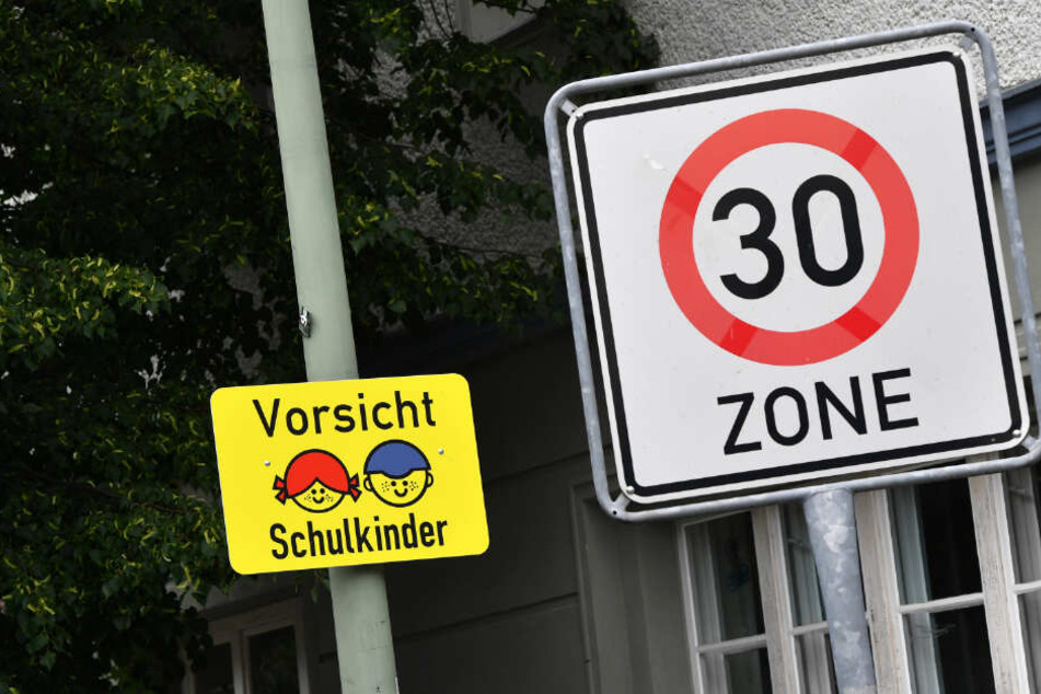 An 48 Standorten im Stadtgebiet heißt es seit der Gesetzesänderung "Fuß vom Gas".