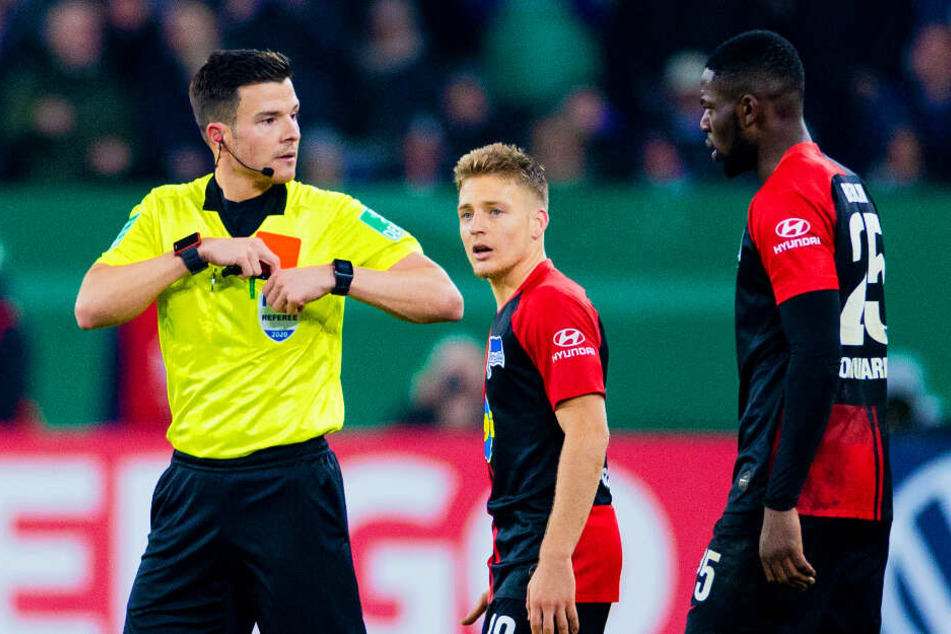Schiedsrichter Harm Osmers zeigte Jordan Torunarigha (r.) die gelb-rote Karte.
