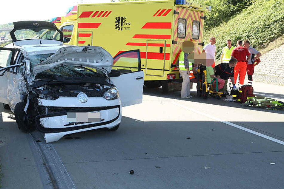 Der VW Up knallte in das Heck des Lasters.