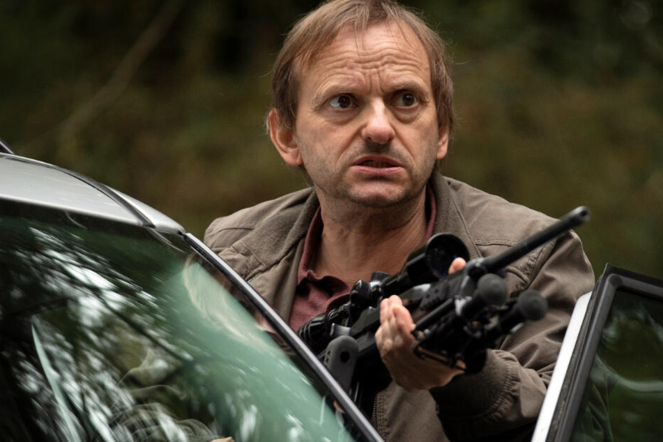 Vater Steffen Thewes hält eine Waffe in der Hand.