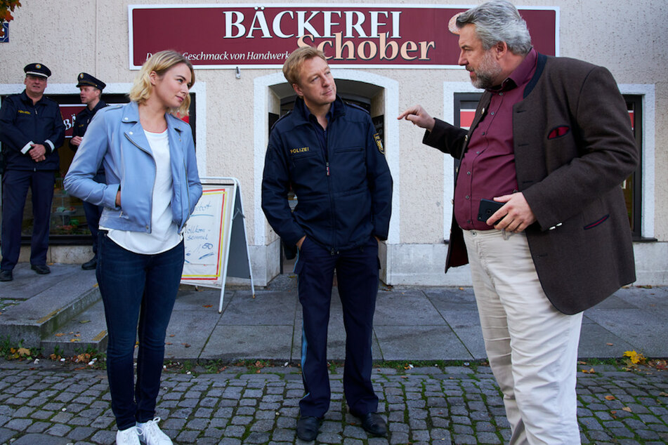 Die Kommissare Winter (Vanessa Eckart) und Stadler (Dieter Fischer, r.) werden von Polizeihauptmeister Mohr (Max Müller, M.) auf den aktuellen Kenntnisstand gebracht. (undatierte Aufnahme)