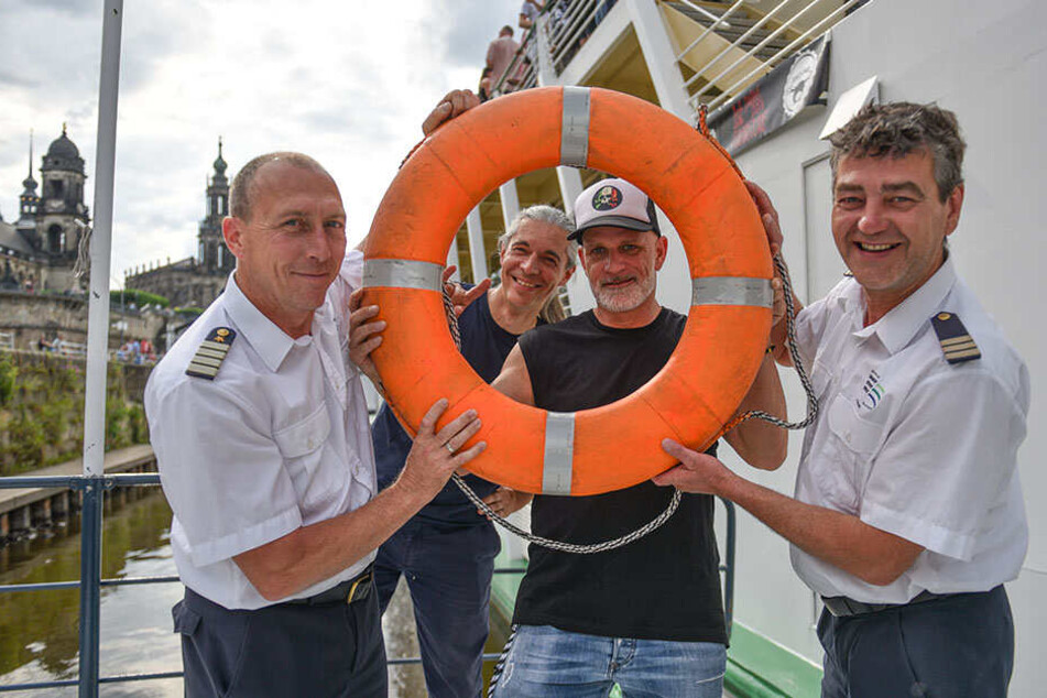 "Love Boat Cruise"-Veranstalter "Onkel Ralf" Koppetzki (2.v.r.) und seine Gäste vertrauen dem Team der Sächsischen Dampfschiffahrt.