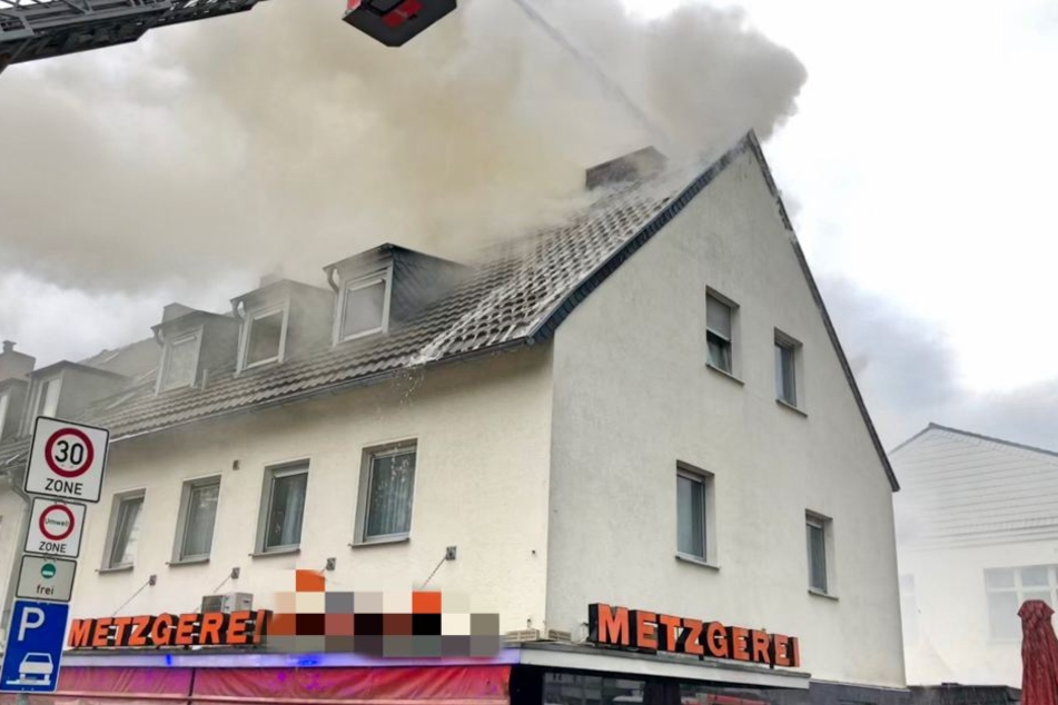 Der Blitz hatte in Bonn den Dachstuhl in Brand gesetzt.