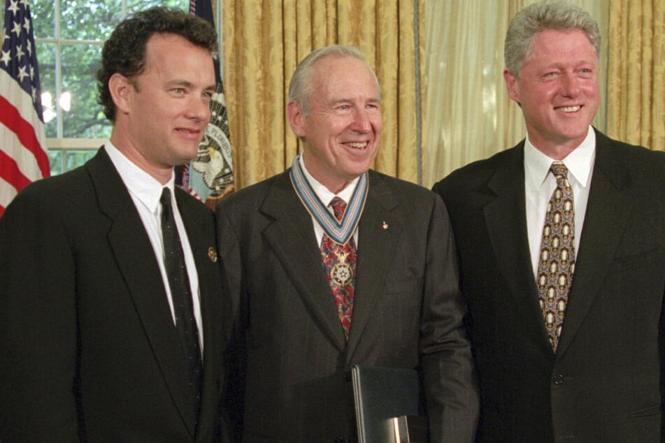 Ex-US-Präsident Bill Clinton (78, M.) zusammen mit Tom Hanks (69, l.) und dem ehemaligen Astronauten James Lovell (†97, r.). (Archivbild)