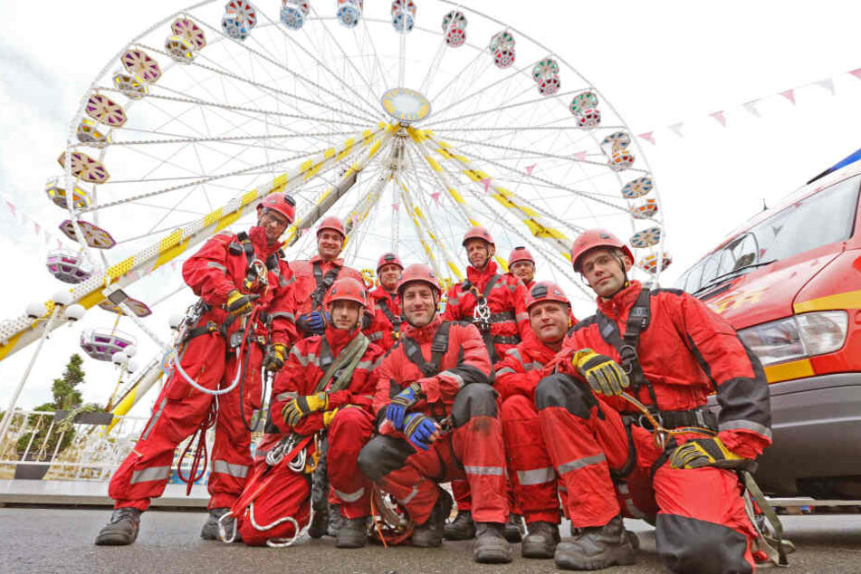 Höhenretter der Berufsfeuerwehr Zwickau übten vor der Volksfest-Eröffnung am Riesenrad.