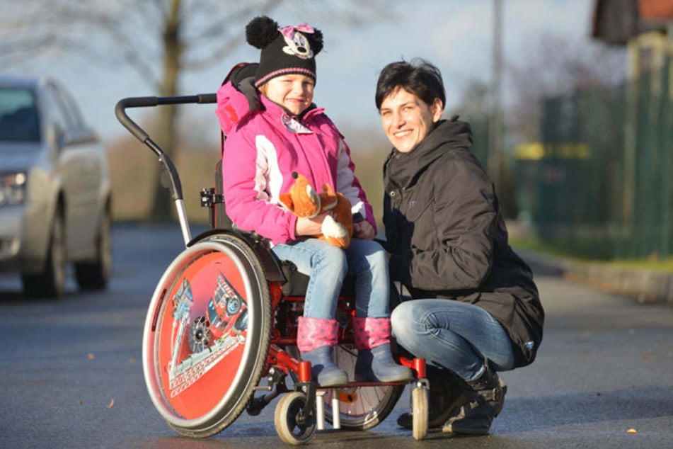 Mama Jana Heinicke (37) und Sina (6) brauchen dringend Hilfe und hoffen auf Spenden.