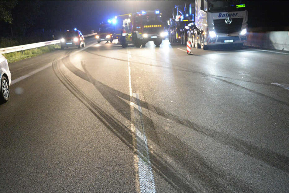 Anhand der Reifenspuren, können die Polizisten den Verlauf des Unfalls nachvollziehen.