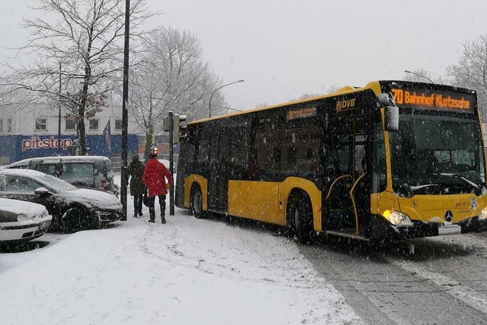 Der Bus der Linie 70 rutschte gegen die Ampel.