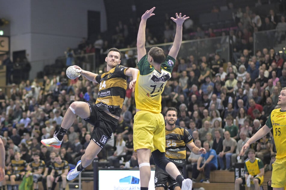 Lauro Pichiri (21, l.) fliegt mit Rückenwind beim HCE rein. Vergangenes Wochenende holte der 21-Jährige mit seinem Stammverein, den Füchsen Berlin, den DHB-Pokal.