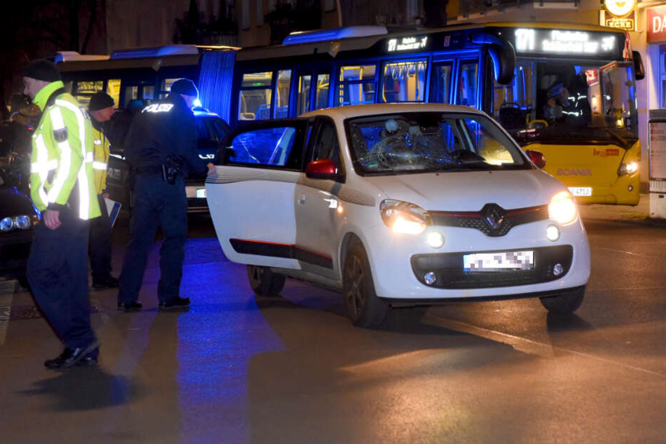 Ein Renault Twingo soll einen Fußgänger erfasst und schwer verletzt haben.