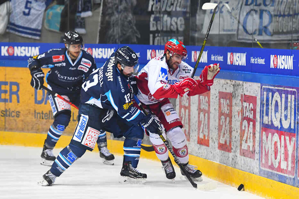 Beide Teams schenkten sich nichts. Eislöwe Dale Mitchell (l.) drückte hier Landshuts Stephan Kronthaler in die Bande.