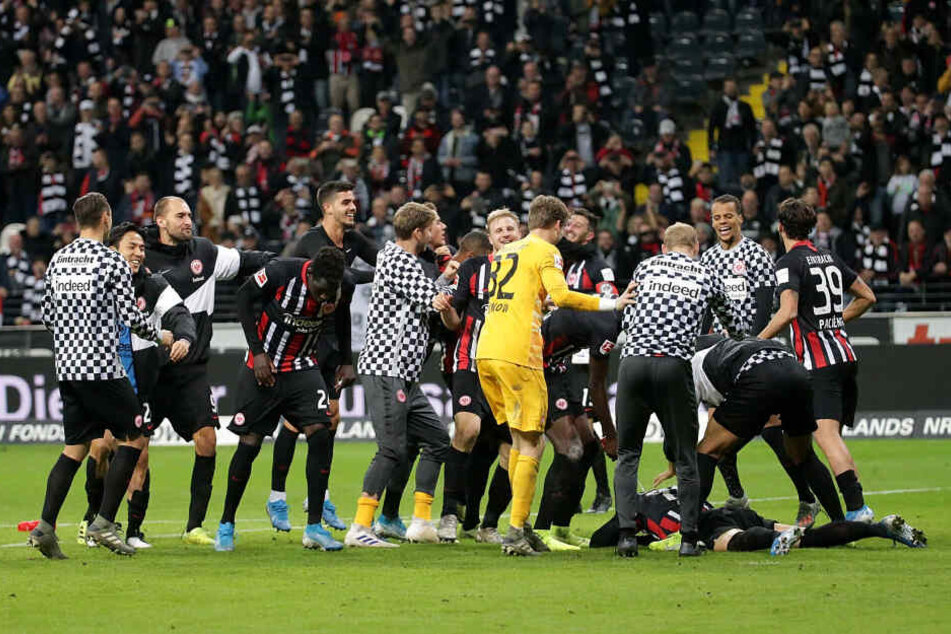Nach dem Abpfiff kannte die Freude der Eintracht-Kicker keine Grenzen.