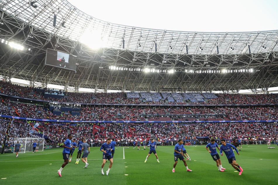 Die Spieler in Budapest wärmen sich vor dem Finale auf, gleich geht es zur Sache.