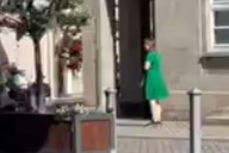 Die Frau in dem grünen Kleid könnte eine mögliche Zeugin sein.