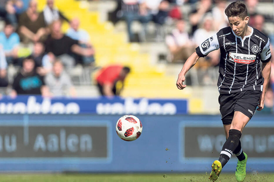 Nicolas Sessa im Trikot des VfR Aalen. Für den Drittliga-Absteiger erzielte er in 30 Spielen sechs Tore. Ab sofort trägt er das Veilchen-Trikot.