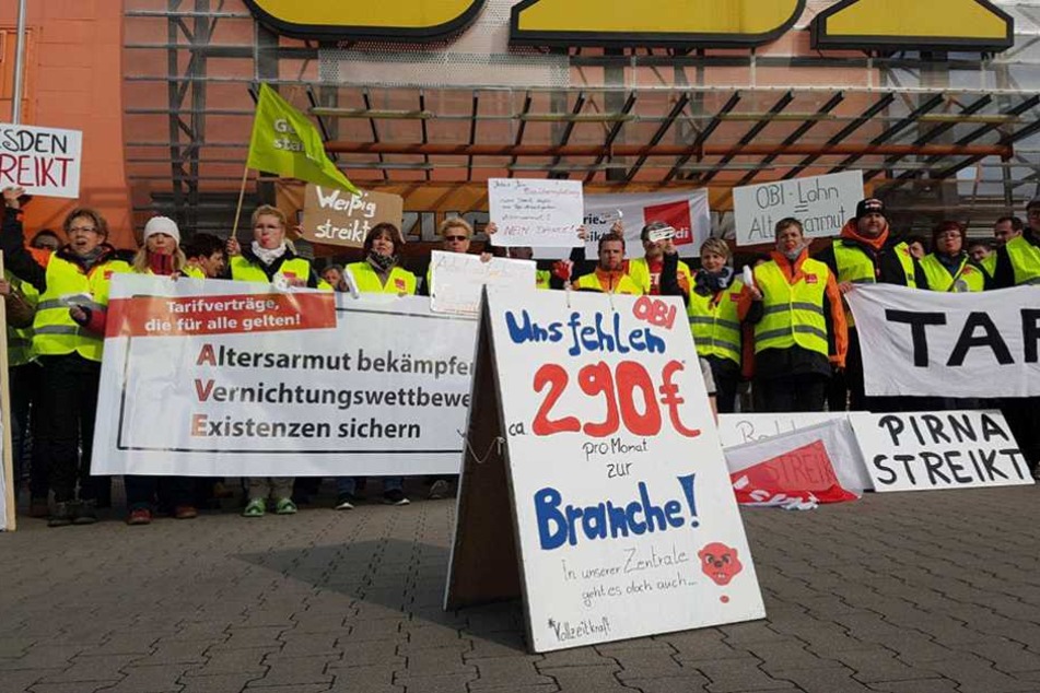 Etwa 70 streikende Mitarbeiter versammelten sich am Sonnabend vor dem OBI in Weissig.