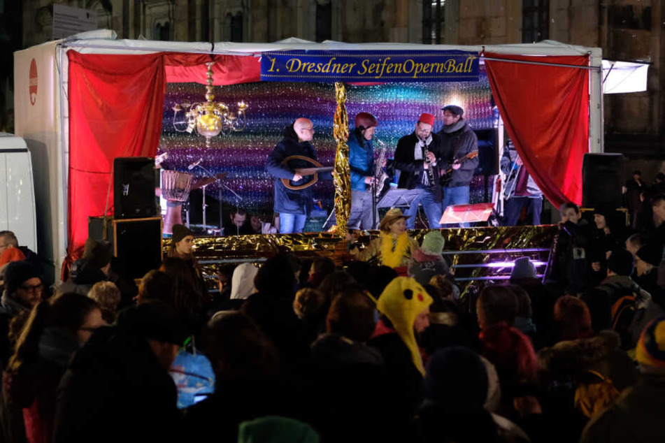 Teilnehmer der Demonstration auf dem Schlossplatz zum 1. Dresdner SeifenOpernBall.