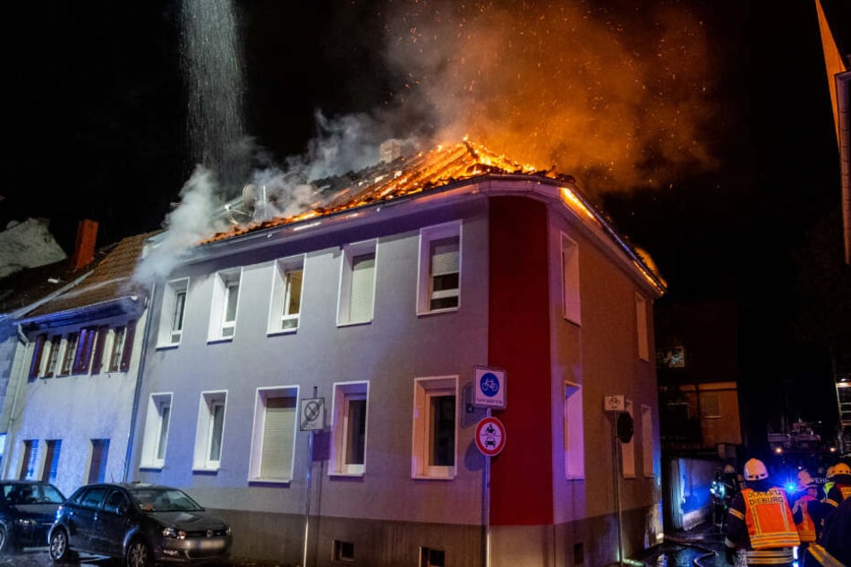 Als die Feuerwehr eintraf, stand der Dachstuhl bereits voll in Flammen.