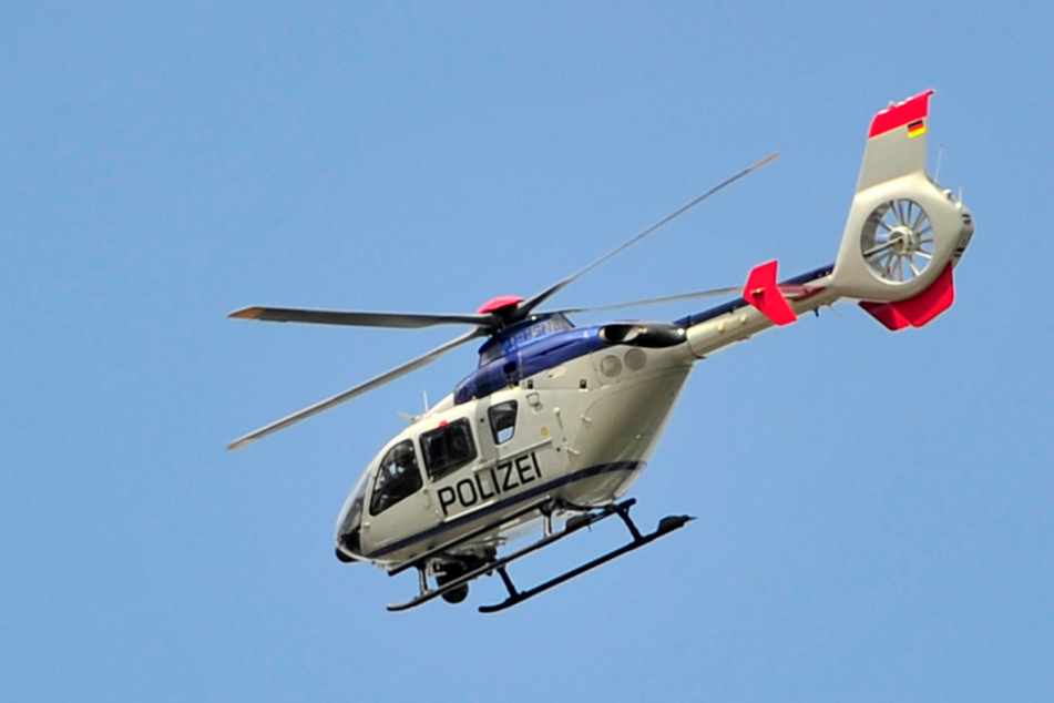Dieser Eurocopter der Bereitschaftspolizei kreiste vier Stunden über der Autobahn.