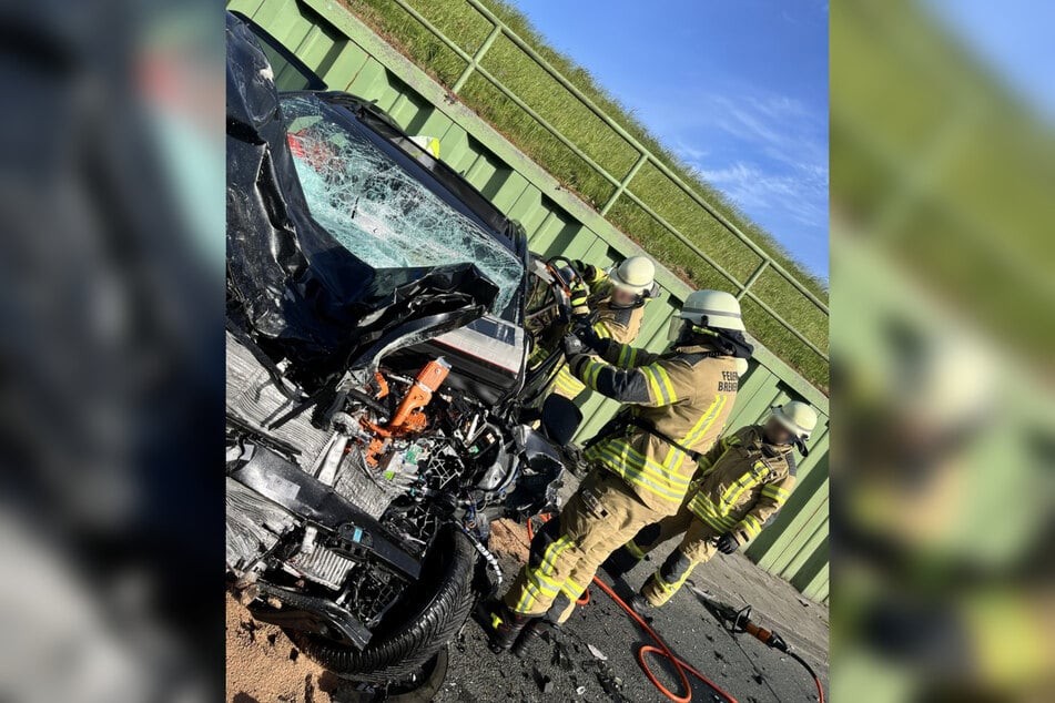 Die Feuerwehrleute befreiten den Fahrer (44) aus dem stark demolierten Elektroauto.